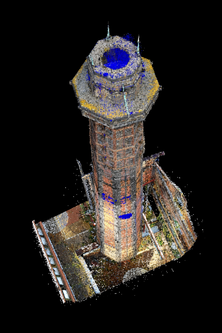 Tour technique en béton avec escalier hélicoïdal et antennes sous ciel bleu
